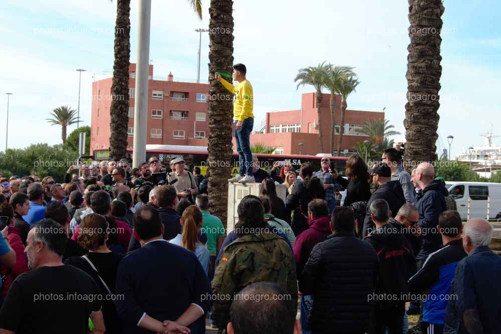 Joaquín López Rodríguez, alias Bernabé, presidente de Unión de Agricultores Independientes, subido a un montículo para hablar a los agricultores que se manifestaban