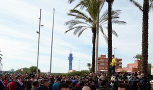 Los agricultores rodean a Bernabé, quien les anima a expresar en voz alta sus reivindicaciones en primera persona