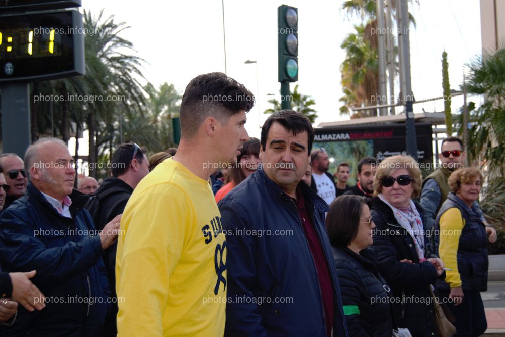 Andrés Góngora, secretario general de COAG Almería, va a hablar con Bernabé para unir las dos partes en que se había separado la manifestación