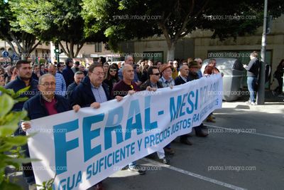 Cabecera de la manifestación, con los regantes a la cabeza