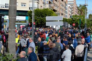 Los manifestantes, subiendo La Rambla, a la altura de la calle Javier Sanz