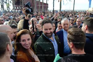 Santiago Abascal, presidente de VOX, junto a Rocío de Meer, diputada de VOX por Almería, saludando a los agricultores en la manifestación del 19N en Almería