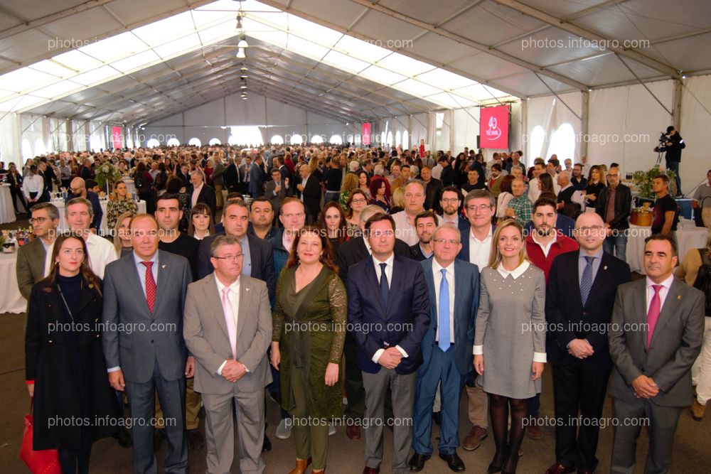 Las autoridades presentes, junto al presidente y gerente de Vicasol.