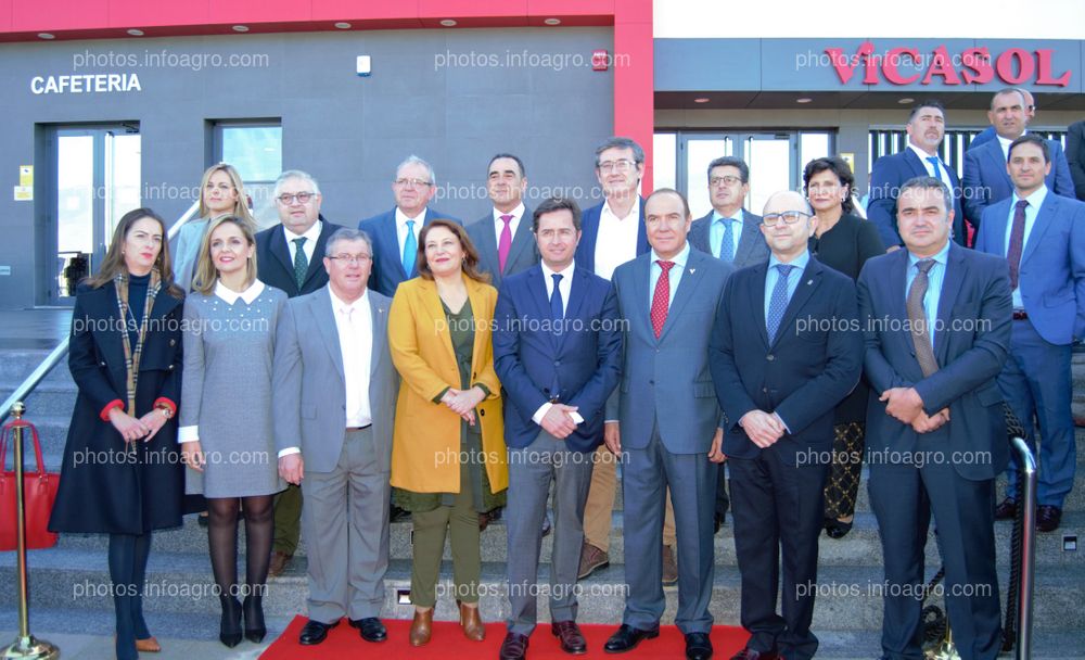 Autoridades asistentes al acto de inaguración de Vicasol 3 El Ejido, junto al presidente y al gerente de Vicasol