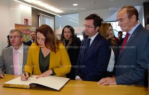 La consejera de Agricultura, Carmen Crespo, junto al alcalde de El Ejido y el presidente y el gerente de Vicasol, firmando el libro de visitas de las nuevas instalaciones de la cooperativa