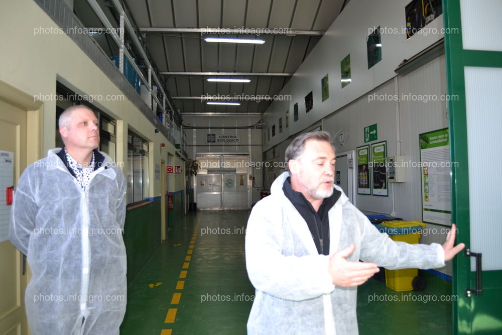 José Sáez, director de Producción de Koppert España junto a Peter Cowels, director global de Producción de Koppert, explicando las instalaciones del centro de producción de la compañía en Águilas 