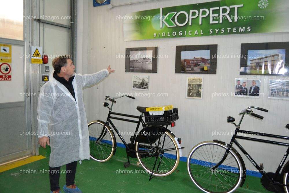 José Sáez, director de producción de Koppert España, explicando la historia de la compañía