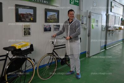 Boaz Oosthoek, director comercial de Koppert España, junto a una de las bicicletas típicas holandesas que decoran el centro de producción de la compañía en Águilas