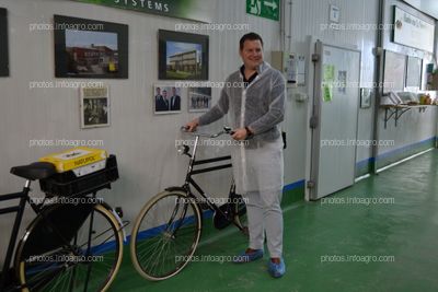 Boaz Oosthoek, director comercial de Koppert España, junto a una de las bicicletas típicas holandesas que decoran el centro de producción de la compañía en Águilas