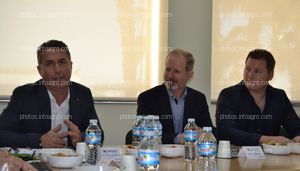 Juan Carlos Rodríguez, responsable de la línea Horti de Koppert España, durante su intervención en la presentación de las instalaciones de la compañía en Águilas, junto a Javier Villegas y Boaz Oosthoek