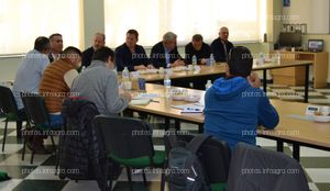 Parte de los periodistas que asistieron a la visita al centro de producción y logístico de Koppert, durante la presentación realizada por la directiva de la compañía