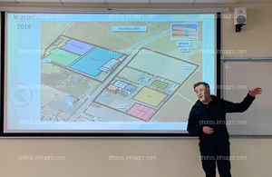 José Sáez, director de Producción de Koppert España, explicando sobre el plano, las instalaciones de la compañía en Águilas