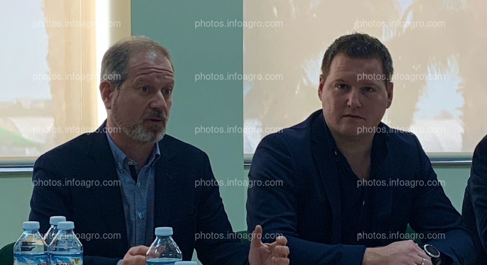 Javier Villegas, responsable de la línea Agri de Koppert España, durante su intervención, junto a Boaz Oosthoek