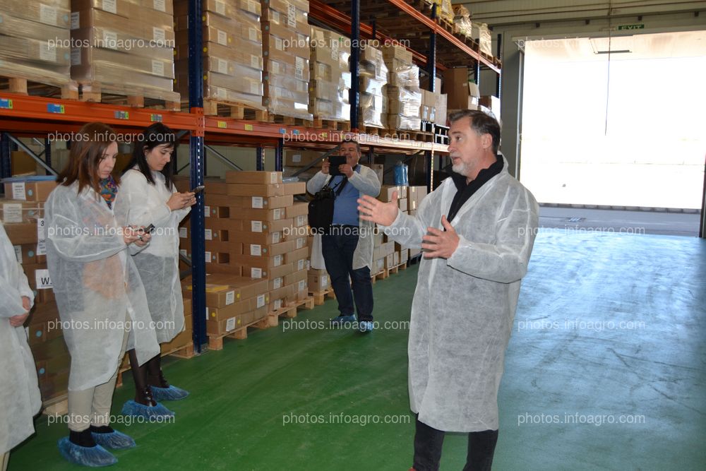 José Sáez, director de producción de Koppert España, explicando la zona de stockaje del centro de producción de Águilas a los periodistas