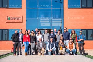 Foto de familia de la directiva de Koppert España junto a los periodistas que acudieron a la visita al centro productivo y logístico de la compañía en Águilas