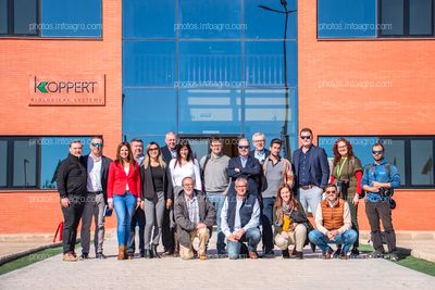 Foto de familia de la directiva de Koppert España junto a los periodistas que acudieron a la visita al centro productivo y logístico de la compañía en Águilas