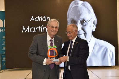 D. Adrián Martínez García, en reconocimiento a su contribución a la historia de la comercialización de frutas y hortalizas.