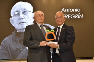 D. Antonio Peregrín Mula, en reconocimiento a su contribución a la historia de la comercialización de frutas y hortalizas.