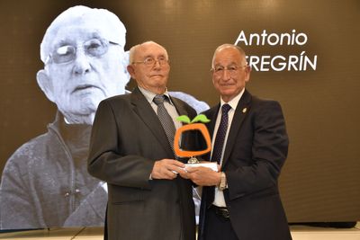 D. Antonio Peregrín Mula, en reconocimiento a su contribución a la historia de la comercialización de frutas y hortalizas.