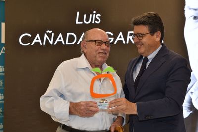 D. Luis Cañadas García, en reconocimiento a su contribución a la historia de la comercialización de frutas y hortalizas.
