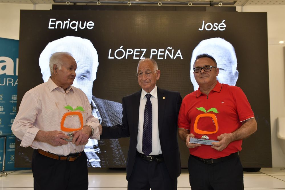 D. Enrique y D. José López Peña, en reconocimiento a su contribución a la historia de la comercialización de frutas y hortalizas.