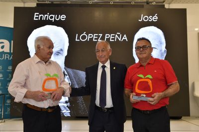 D. Enrique y D. José López Peña, en reconocimiento a su contribución a la historia de la comercialización de frutas y hortalizas.
