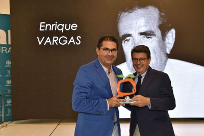 D. Enrique Vargas Fernández, en reconocimiento a su contribución a la historia de la comercialización de frutas y hortalizas.