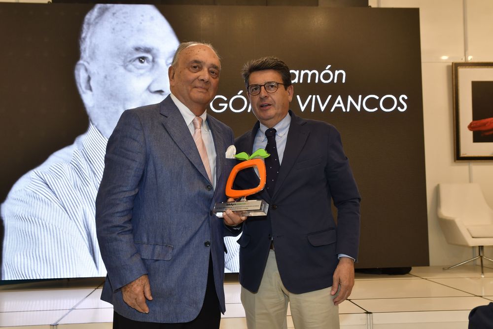 D. Ramón Gómez Vivancos, en reconocimiento a su contribución a la historia de la comercialización de frutas y hortalizas.