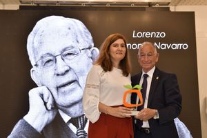 D. Lorenzo Belmonte Navarro, en reconocimiento a su contribución a la historia de la comercialización de frutas y hortalizas. Rosa Belmonte, hija.