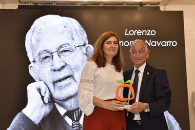 D. Lorenzo Belmonte Navarro, en reconocimiento a su contribución a la historia de la comercialización de frutas y hortalizas. Rosa Belmonte, hija.