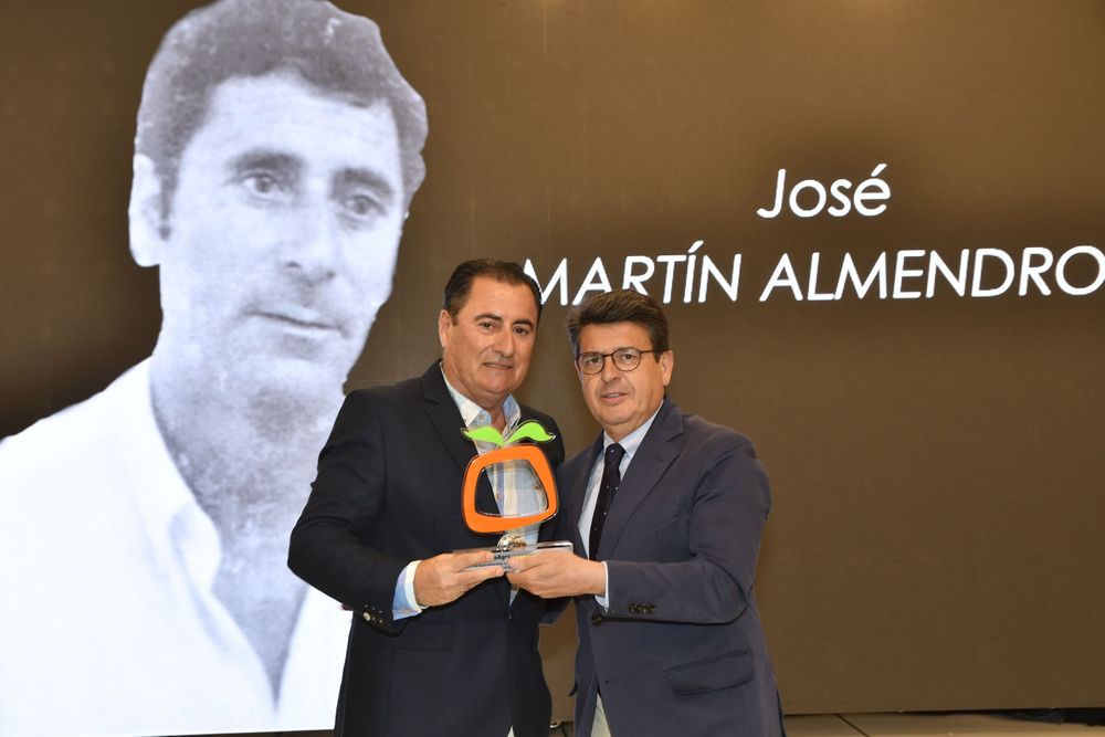 D. José Martín Almendros, en reconocimiento a su contribución a la historia de la comercialización de frutas y hortalizas.