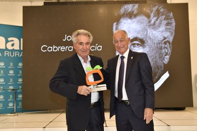 D. José Cabrera García, en reconocimiento a su contribución a la historia de la comercialización de frutas y hortalizas.