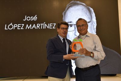 D. José López Martínez, en reconocimiento a su contribución a la historia de la comercialización de frutas y hortalizas.