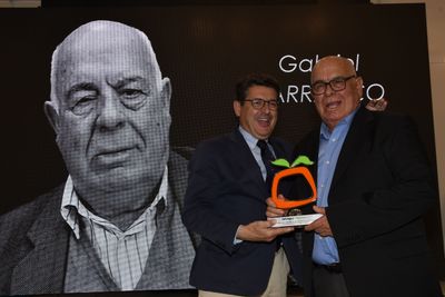 D. Gabriel Barranco Fernández, en reconocimiento a su contribución a la historia de la comercialización de frutas y hortalizas.