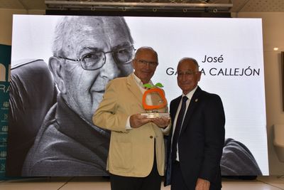 D. José García Callejón, en reconocimiento a su contribución a la historia de la comercialización de frutas y hortalizas.