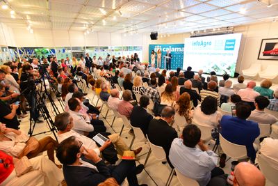 Ceremonia de entrega de homenajes a los pioneros de la comercialización de frutas y hortalizas en Almería