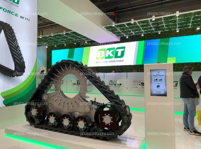 Oruga para tractor, en el stand de BKT en EIMA 2022