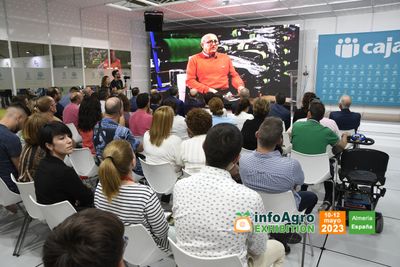 Ceremonia de reconocimiento a los pioneros de la comercialización de insumos agrícolas en Almería