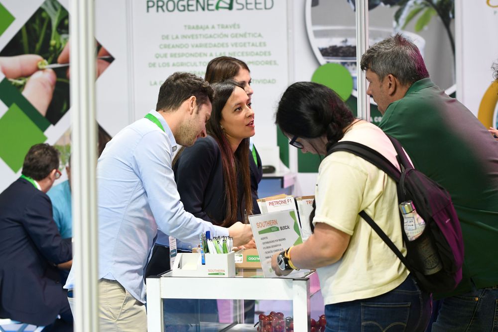Visitantes profesionales se interesan por los productos y servicios de una de las empresas expositoras en Infoagro Exhibition 2025