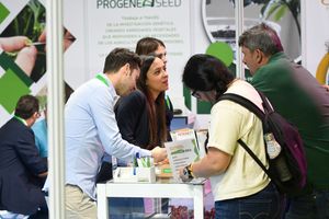 Visitantes profesionales se interesan por los productos y servicios de una de las empresas expositoras en Infoagro Exhibition 2025