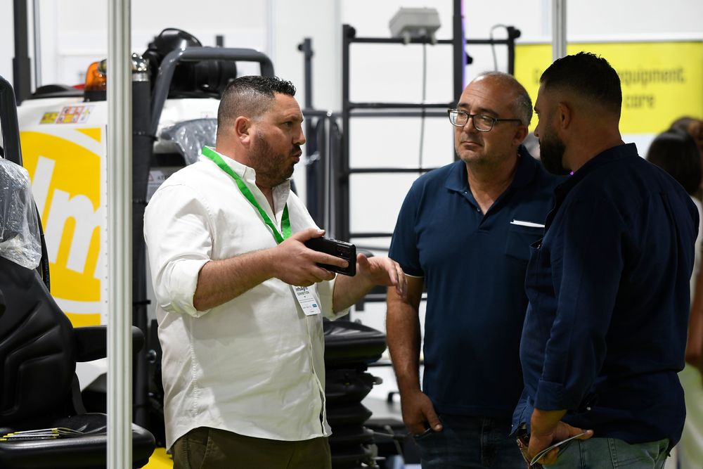 Visitantes profesionales se interesan por la maquinaria de una de las empresas expositoras en INfoagro Exhibition 2025