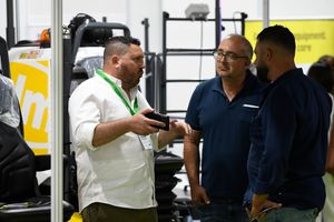 Visitantes profesionales se interesan por la maquinaria de una de las empresas expositoras en INfoagro Exhibition 2025