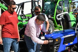 Visitantes profesionales consultan a un expositor sobre uno de sus tractores, en Infoagro Exhibition 2025