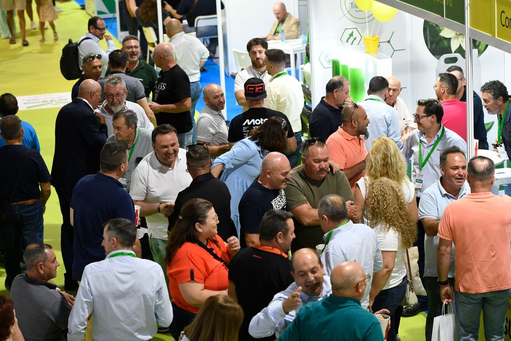 Pasillos llenos de visitantes profesionales recorriendo los stands de las empresas expositoras en Infoagro Exhibition 2025