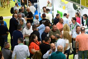 Pasillos llenos de visitantes profesionales recorriendo los stands de las empresas expositoras en Infoagro Exhibition 2025