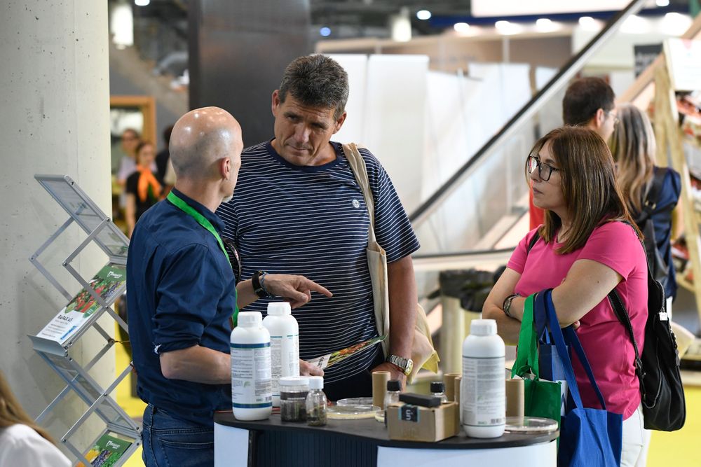 Visitantes profesionales se interesan por los productos de una de las empresas expositoras en Infoagro Exhibition 2025