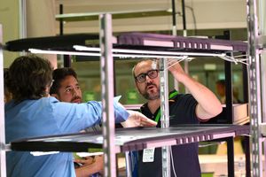 Expositor explica a visitantes profesionales, las características de uno de sus productos en Infoagro Exhibition 2025