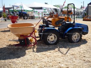 Tractor de la marca CBS Victor 400