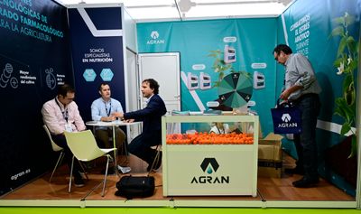 Reunión de negocios en el stand de una de las empresas expositoras en Infoagro Exhibition 2025