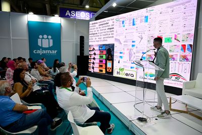 Ponente, exponiendo datos, durante su conferencia en el Infoagro Summit 2025